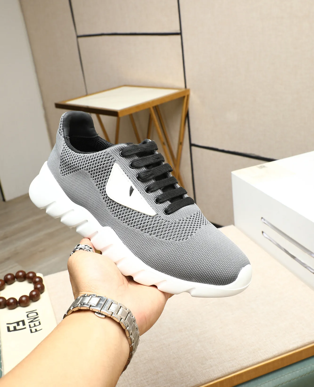 Men's Men's Shoes 💰680 Fendi Fendi's latest Tag series of men's casual mesh sports running shoes, originally purchased and developed, this Tag sports shoe is a one-leg sneaker, made of black high-tech mesh material with gray neoprene details. Oversized FENDI lettering on the side and translucent rubber details. Light and flexible rubber running shoe soles, beautifully packaged at the delivery counter, customized breathable lining, original molded foam rubber outsole, sole thickness: 3.5CM! Size: 39-44 (customized at 38.45.46)